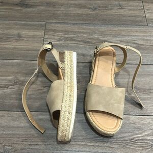 Women’s platformed sandals